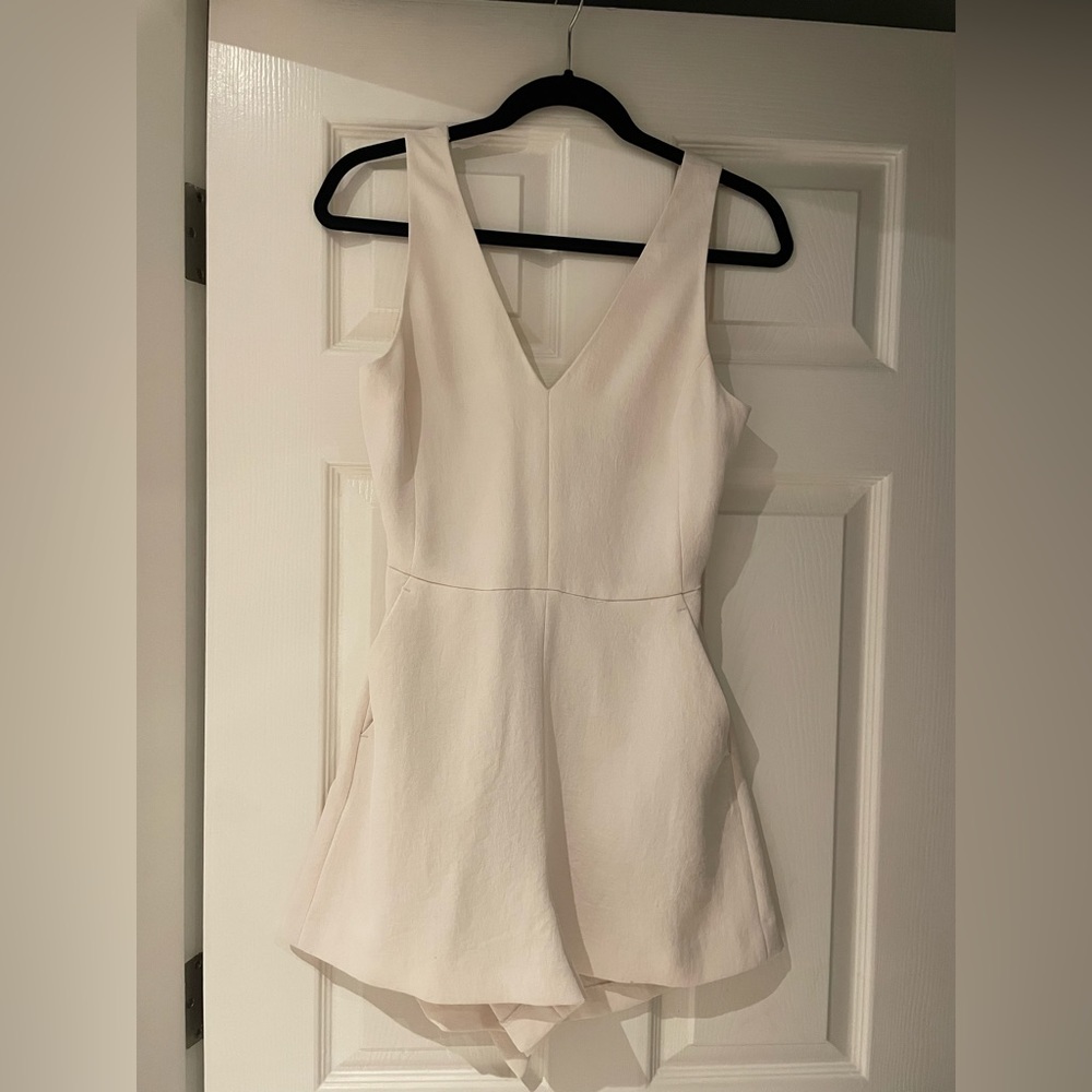 Selling a beautiful classic fun loved romper in size 4. Perfect for sprg/summer